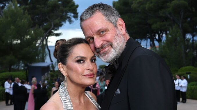 Mariska-Hargitay-wows-in-high-cut-swimsuit-and-Peter-Hermann-cant-keep-his-hands-off-her-2025-07-06T075634.959Z.jpg Mariska Hargitay wows in high cut swimsuit and Peter Hermann can't keep his hands off her