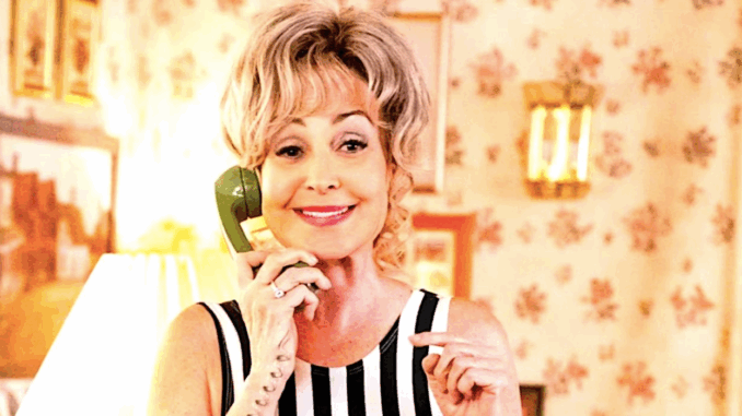annie-potts-meemaw-smiles-while