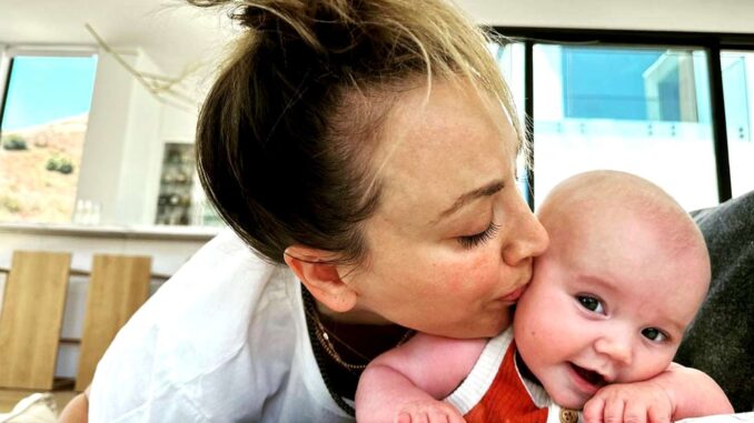 kaley-cuoco-baby-080723-8-20e5ccaf55f44dd1bddd7d92d95b3e7d