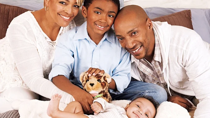 2D274905402958-140318-kim-fields-tease