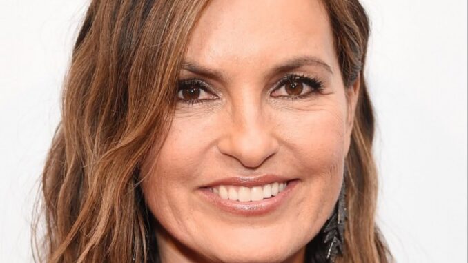 Mariska Hargitay and Christopher Meloni Reunite with Law and Order SVU Costars at 2025 Emmys md07