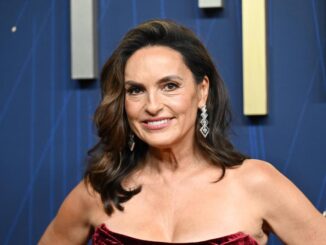 Mariska Hargitay made a strong impression when appearing in a metallic rose dress, making fans call her a goddess md07