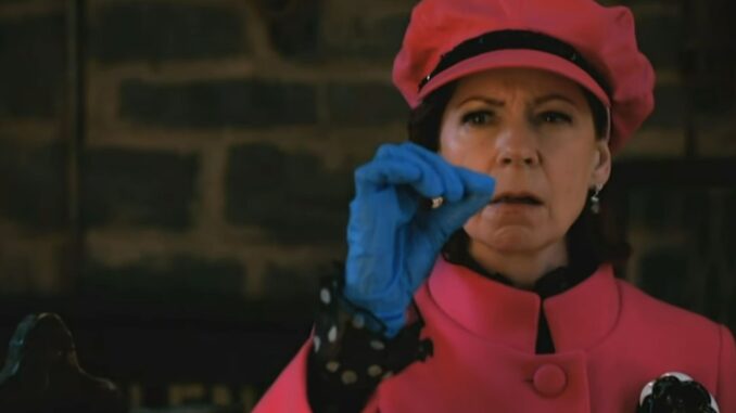 Elsbeth receives an anonymous letter from an old enemy md07