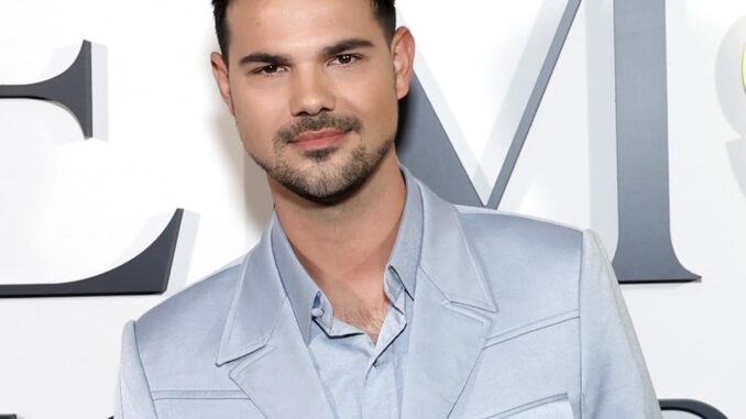 MV5BNTAzZGRkZjYtMGRmYS00NDUyLWI5ZjItMDIwZDkzM2Y2YzkxXkEyXkFqcGc@. V1 FMjpg UX1000