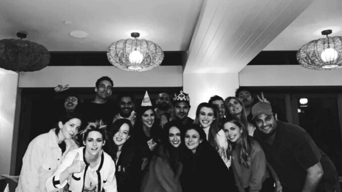 Taylor lautner kristen stewart 4 1 2000 e86e8b01d7894f90a1d012de037e9c5a