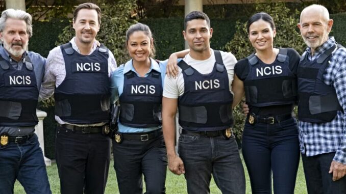 Ncis cast members standing together